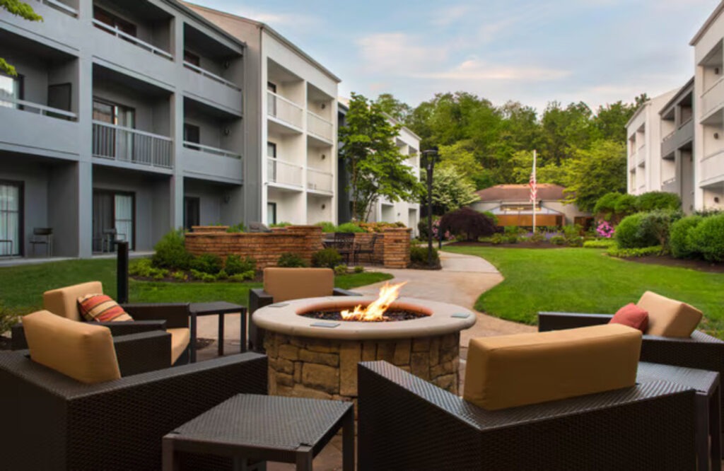 courtyard lincroft
